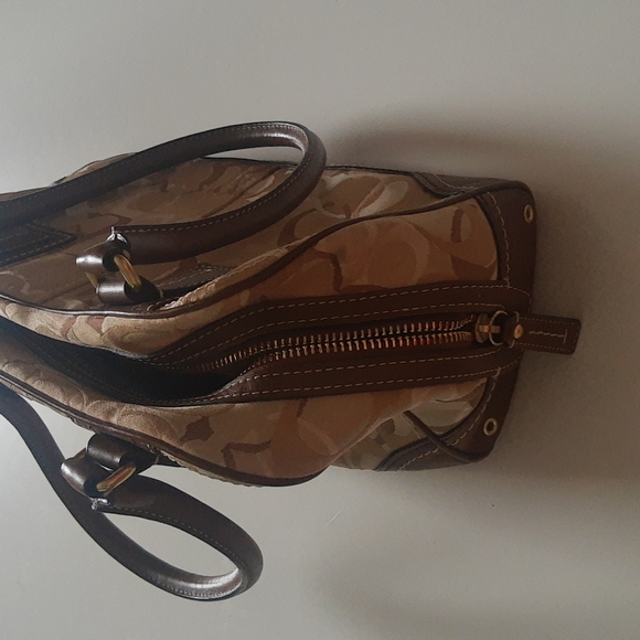 Coach Hamptons Signature Purse - Picture 4 of 12